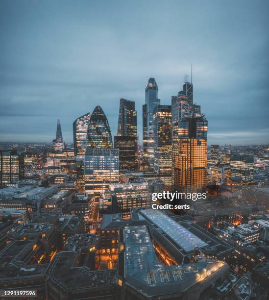 the city of london skyline at night, royaume-uni - la city de londres photos et images de collection