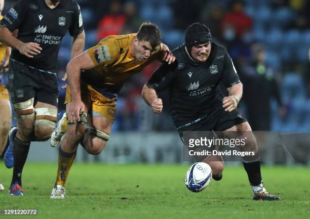 Zander Fagerson of Glasgow Warriors races for the loose ball with Sam Skinner during the Heineken Champions Cup Pool B match between Exeter Chiefs...