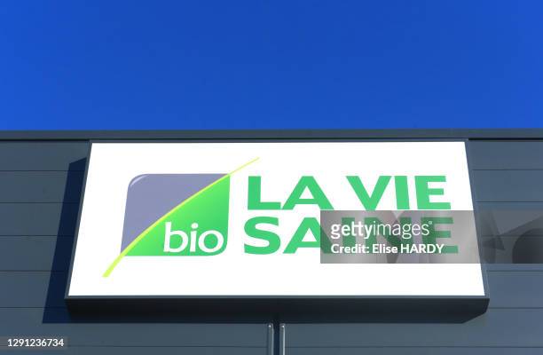 Enseigne de magasin bio "La Vie Saine", produits Bio, du Centre commercial "Pince Vent", 2 juillet 2019, Chennevières sur Marne, France.