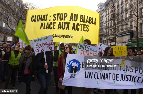 Pancarte Greenpeace "Climat stop au blabla, place aux actes" lors de la "Marche du Siècle" pour le climat le 16 mars 2019 à Paris, France.