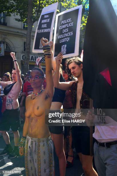 Militants du mouvement Act-Up tenant des pancartes "Police complice des violences LGBTQI", lesbienne-gay-bi-trans-queer-intersexe, lors de la Marche...