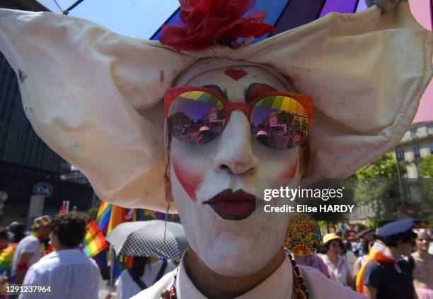 Portrait d'un Drag-Queen déguisé en bonne soeur lors de la Marche des Fiertés LGBT le 29 juin 2019 à Paris, France.