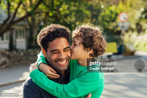 leuke kussen - kissing kids stockfoto's en -beelden