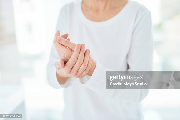 het verhogen van vochtniveaus en elasticiteit van de huid op haar handen - hand rubbing stockfoto's en -beelden