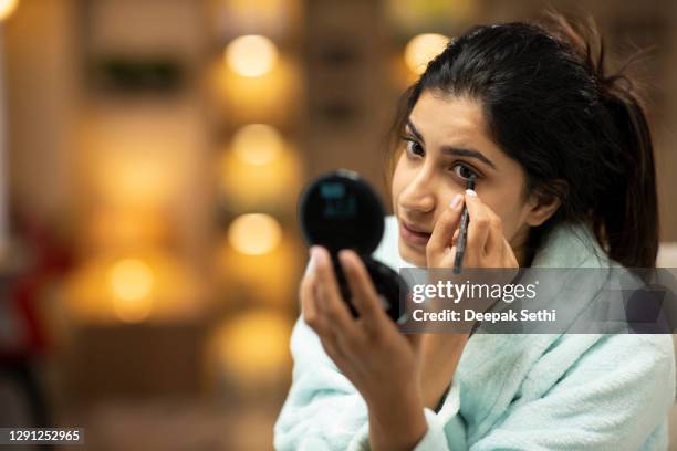 verticale d’une jeune femme avec une belle photo de stock de sourire - maquillage-des-yeux photos et images de collection