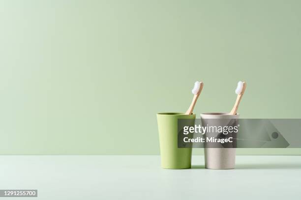 bamboo wood toothbrush with biodegradable cup - still life foto e immagini stock