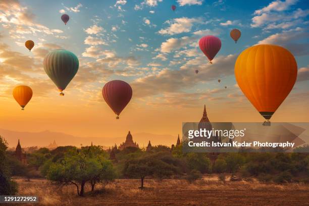 hot air balloons in bagan, myanmar - bagan photos et images de collection