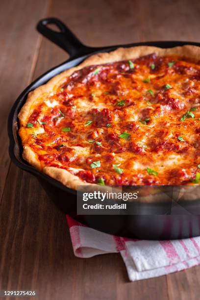 deep dish pizza - deep dish pizza stock pictures, royalty-free photos & images