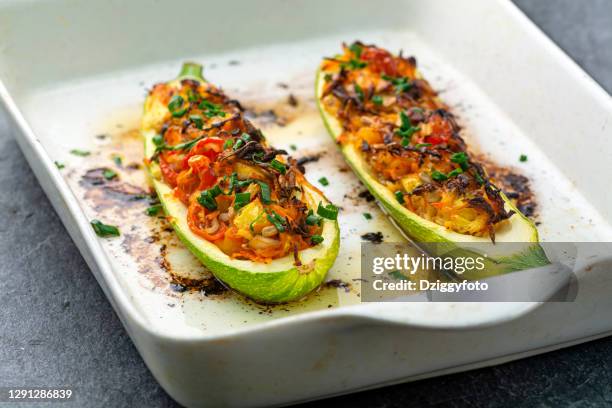 zucchine ripiene con pollo e verdure - ripieno foto e immagini stock