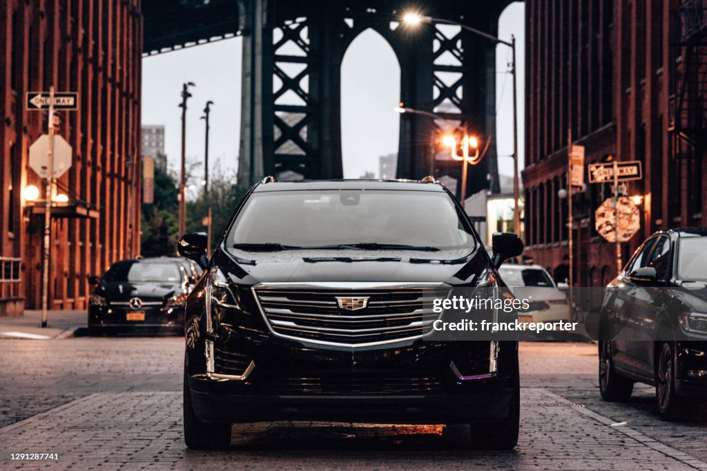 Nuevo Cadillac XT5 estacionado en Dumbo Brooklyn