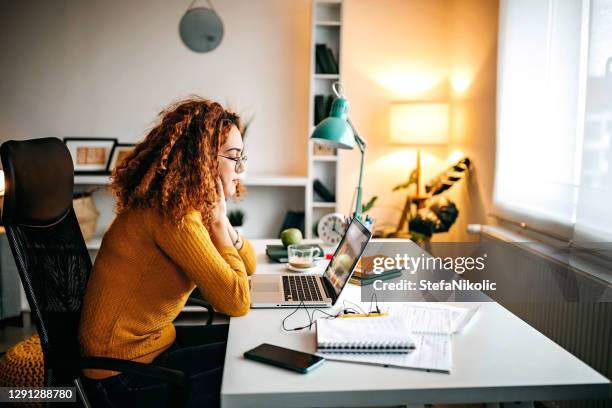 este día no tiene fin - estudiante-de-educación-superior fotografías e imágenes de stock