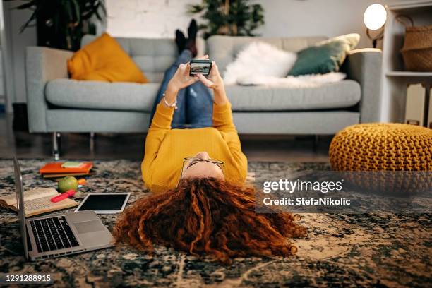 hallo freunde, ich bin glücklich - woman using smartphone with laptop stock-fotos und bilder