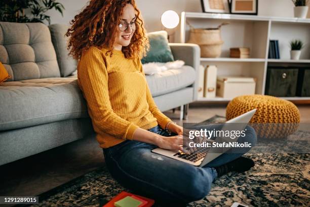 ich werde für heute in wenigen minuten fertig sein - girl sitting on floor stock-fotos und bilder