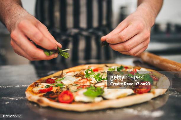 bäckerkoch bereitet pizza zu - büffelmozzarella stock-fotos und bilder