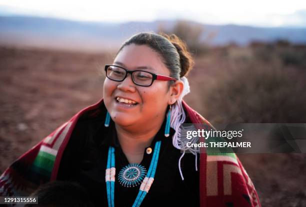 gelukkig navajo jong vrouwenportret arizona de v.s. - happy face glasses stockfoto's en -beelden