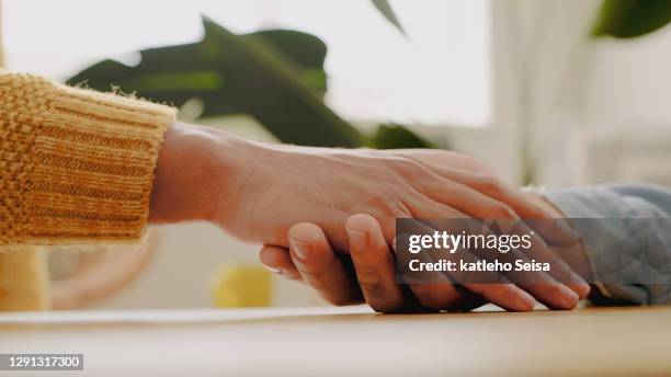 je zult nooit alleen zijn zolang ik er ben. - empathy stockfoto's en -beelden