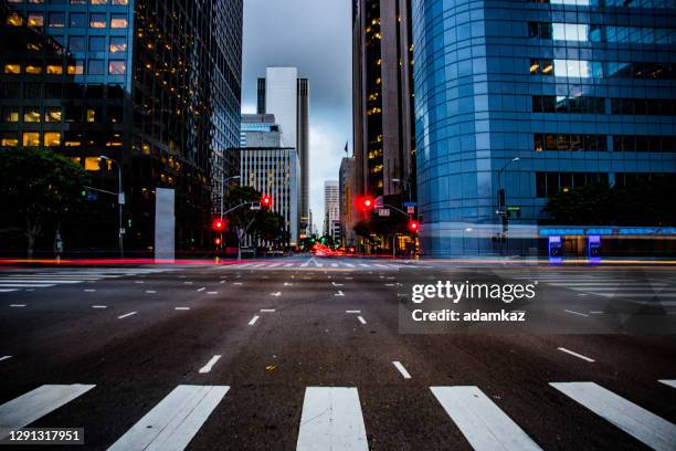 busy street in los angeles - traffic light empty road stock pictures, royalty-free photos & images