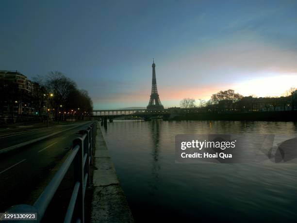 dawn in paris - eiffel tower sunrise photos et images de collection