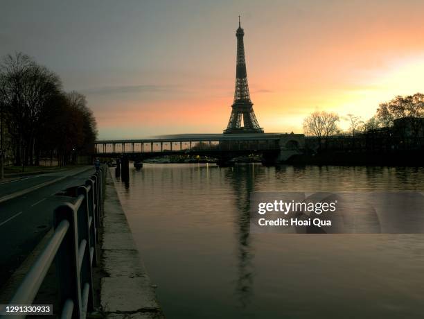 dawn in paris - eiffel tower stock-fotos und bilder