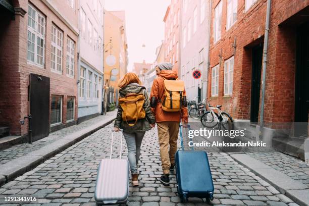 vervoer rond de stad - suitcase couple stockfoto's en -beelden