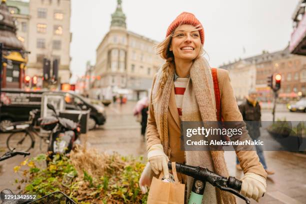 city girl - trotinete imagens e fotografias de stock