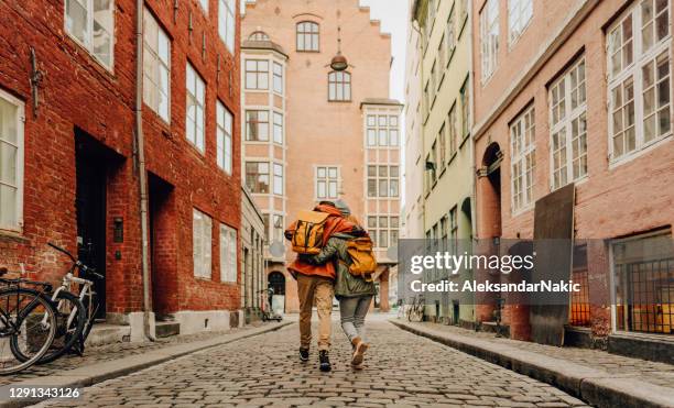 stadtliebe - rucksacktourist stock-fotos und bilder