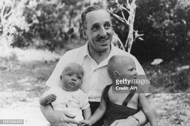 Le roi Alfonse XIII avec ses petits-enfants, Juan Carlos et Marco Torlonia en 1938.