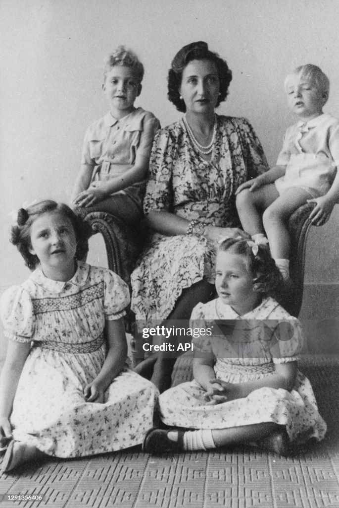 Juan Carlos enfant avec sa mère, son frès et ses soeurs