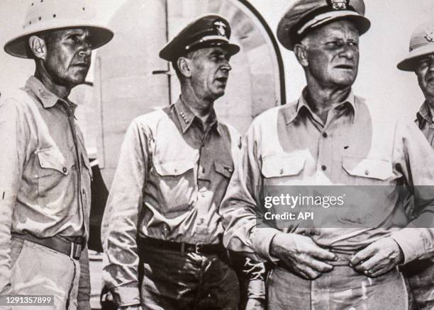 Les amiraux américain Raymond Spruance, Ernest King et Chester Nimitz en 1944.