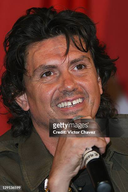 Singer Saul Hernandez speaks during a press conference to promote the launch of his new album "Remando" at UVM Campus San Rafael on May 4, 2011 in...