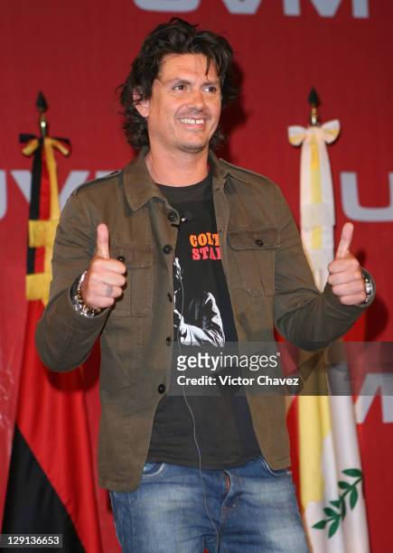 Singer Saul Hernandez attends a press conference to promote the launch of his new album "Remando" at UVM Campus San Rafael on May 4, 2011 in Mexico...