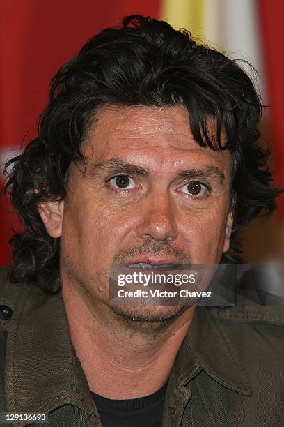 Singer Saul Hernandez speaks during a press conference to promote the launch of his new album "Remando" at UVM Campus San Rafael on May 4, 2011 in...