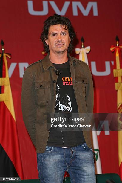 Singer Saul Hernandez attends a press conference to promote the launch of his new album "Remando" at UVM Campus San Rafael on May 4, 2011 in Mexico...