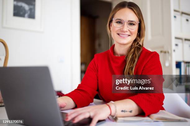 young woman working at home - trabalhadora de colarinho branco - fotografias e filmes do acervo