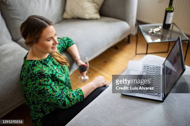 woman with wine having online date - lange afstandsrelatie stockfoto's en -beelden
