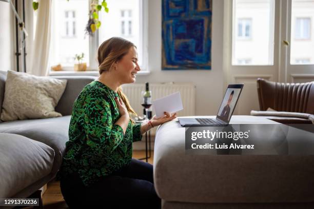 woman at home having a video call with man - relation à distance photos et images de collection