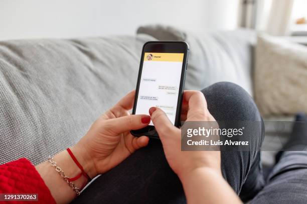woman having a chat on mobile phone with boyfriend - phone twitter stock-fotos und bilder