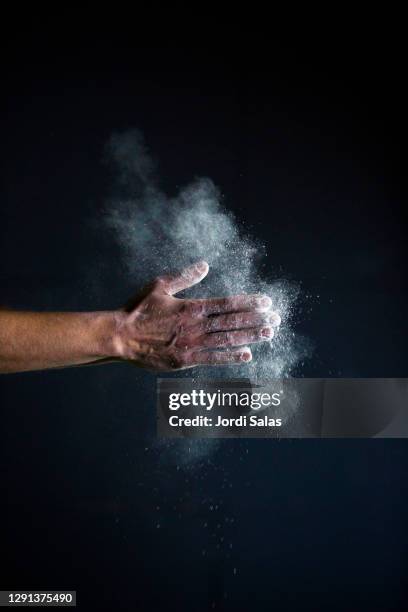 woman splashing chalk in a gym - giz equipamento esportivo - fotografias e filmes do acervo