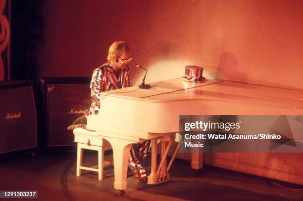 Elton John performs on stage at the 1972 Royal Variety Performance at the London Palladium, 30th October 1972.