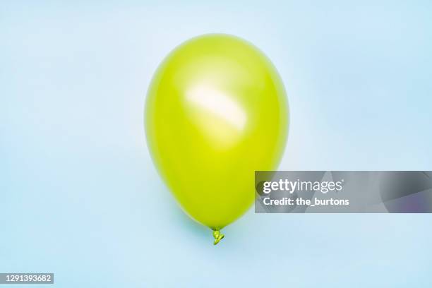 high angle view of a green balloon on blue background - german greens party stockfoto's en -beelden