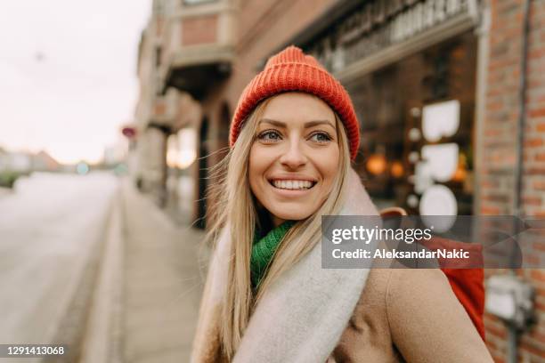 ragazza di città - woman face hat foto e immagini stock