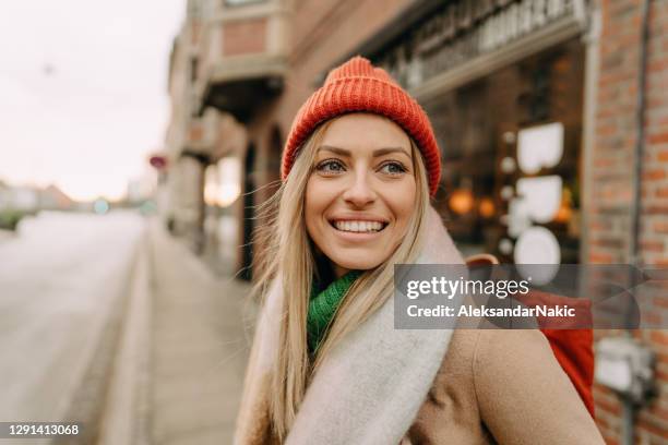 garota da cidade - woolly hat - fotografias e filmes do acervo