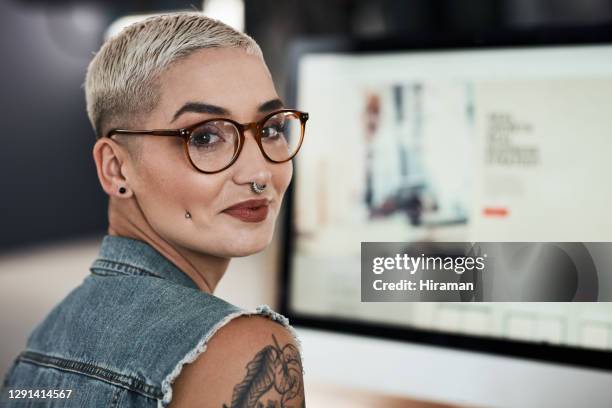 siempre estoy listo para crear y pensar fuera de la caja - pendiente de la nariz fotografías e imágenes de stock