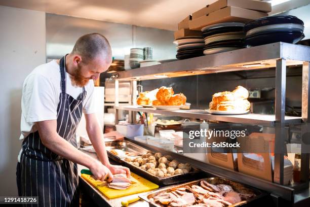 het voorbereiden van de sunday roast - yorkshire pudding stockfoto's en -beelden