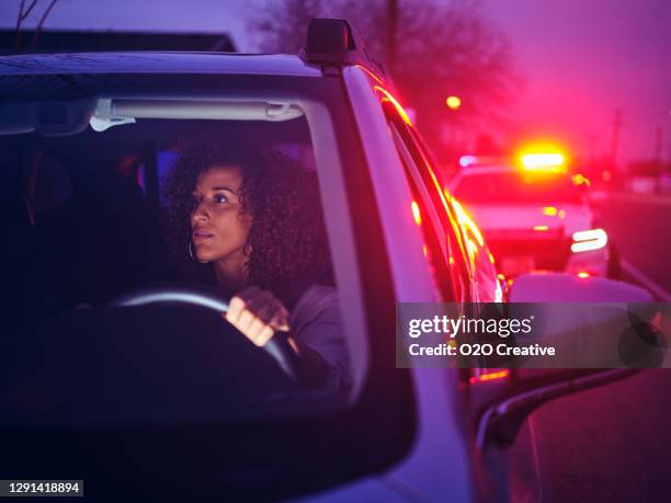 parada de tráfico de la policía nightime - alto policial fotografías e imágenes de stock