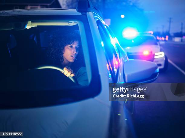 nightime police traffic stop - dui imagens e fotografias de stock