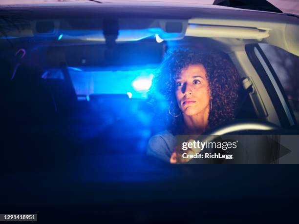 parada de trânsito da polícia noturna - drunk driving - fotografias e filmes do acervo