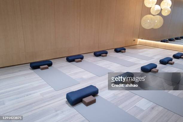yoga classroom - yoga studio stock pictures, royalty-free photos & images