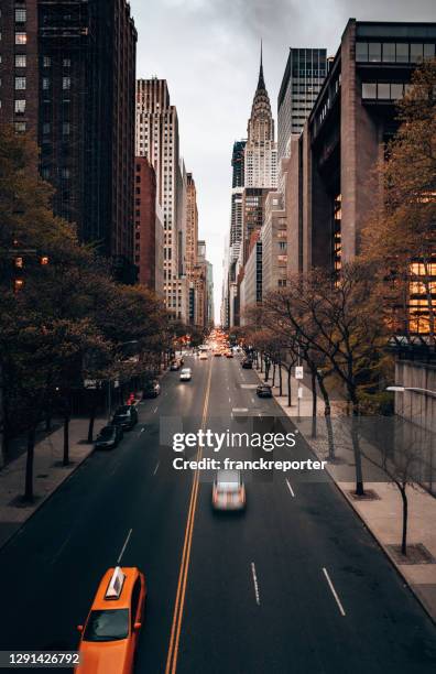 skyline von new york city - manhattan autumn stock-fotos und bilder