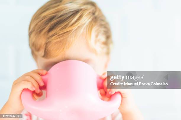 child drinking - baby cup fotografías e imágenes de stock